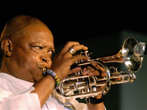  Hugh Masekela 的音樂盛宴：關於南非爵士樂巨匠的傳奇故事與令人難忘的音樂之旅